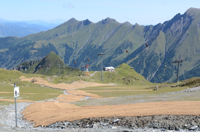 Kaum zu erkennen ist die Krefelder Hütte in der sommerlichen Pistenwüste.