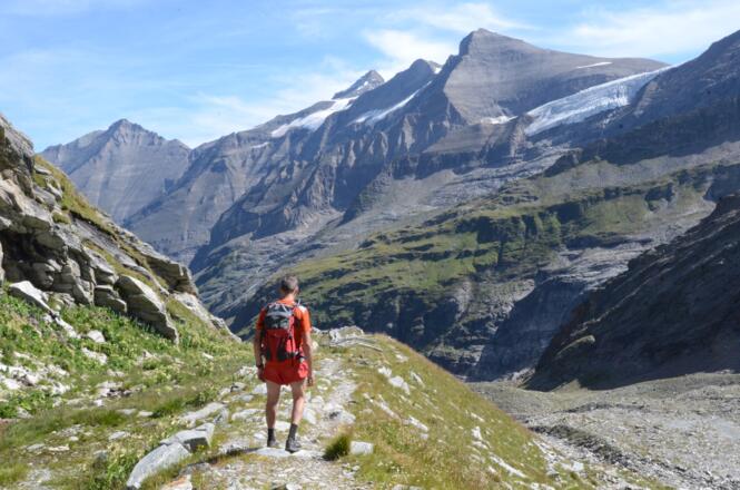 Abstieg zum Mooserboden-Stausee mit Blick auf Tenn, Wiesbachhorn und Klockerin