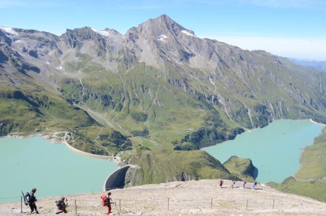 Sicherungsgeländer am Weg zum Schwaigerhaus mit Kitzsteinhorn und Stauseen