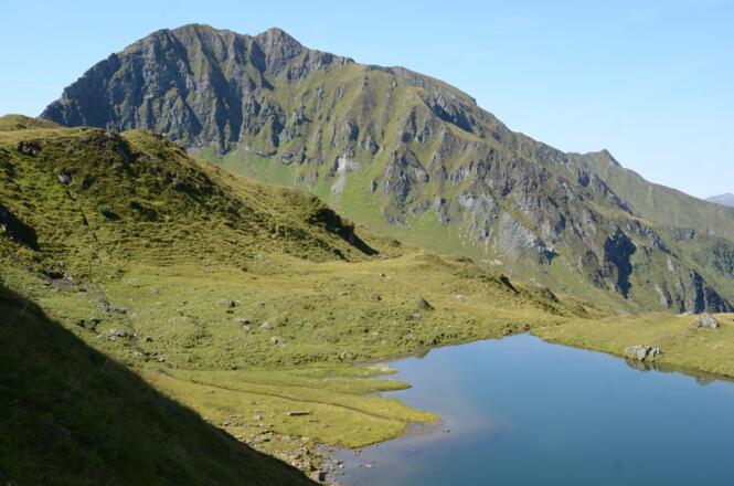 Wasser ist allgegenwärtig im Urgestein: der Hacklsee unter dem Kleetörl