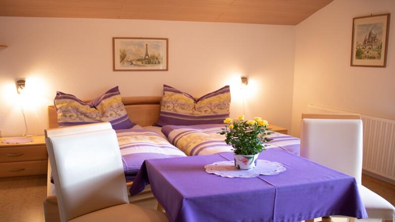 Schlafzimmer mit Doppelbett