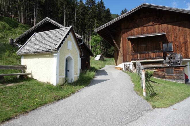 zum Bauernhof Innertal mit Kapelle
