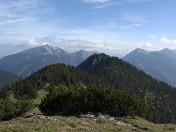 Die Schau vom Hochalplkopf auf die weglose Route zum Rohnberg