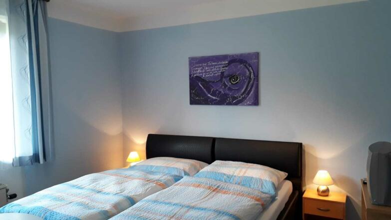 Schlafzimmer mit Doppelbett