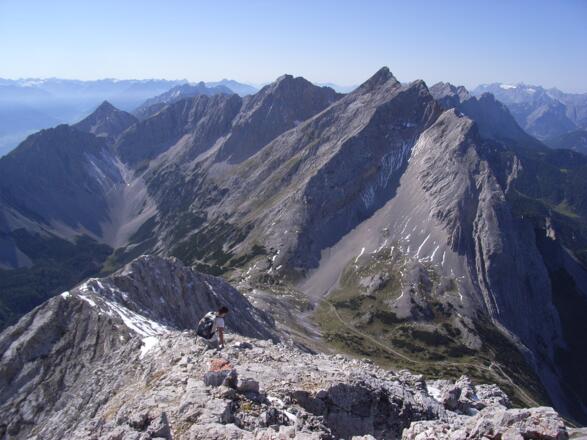 Abstieg über den SW-Grat. Im Hintergrund Kleiner und Großer Lafatscher.