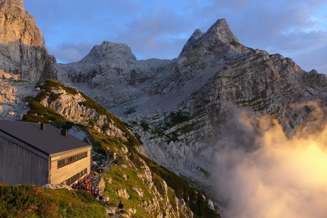 Hütte im Abendlicht, rechts der Schermberg