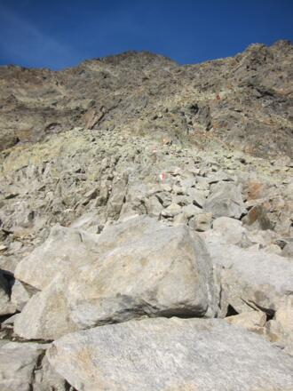 durch die Felsflanke geht es den Markierungen entlang aufwärts