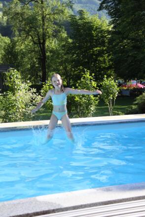 Mädchen im Pool