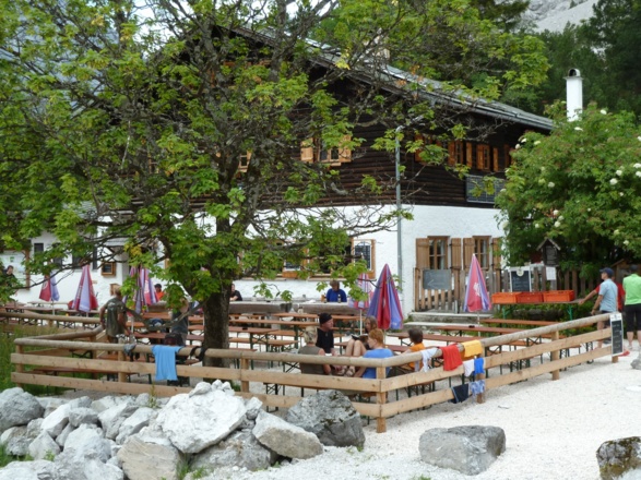 An der schön gelegenen Wimbachgrieshütte.