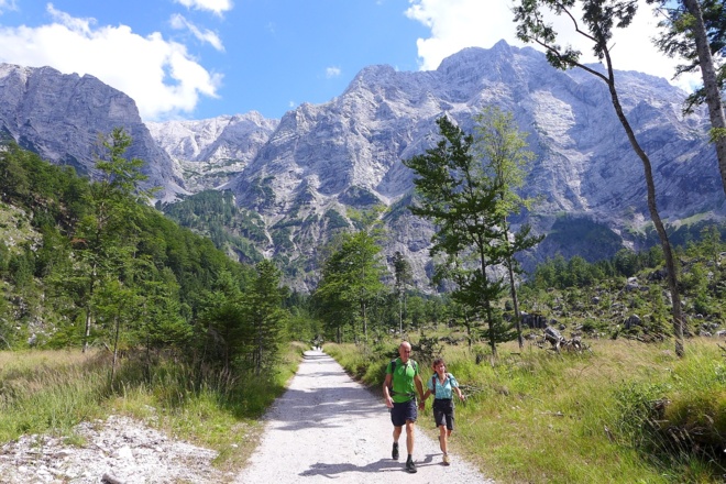 In der Hinteren Hetzau: rechts Schermberg-Nordwand, links hinten im Kar die Welser Hütte