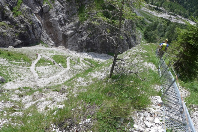 Im unteren Teil des Steilaufstiegs zur Hütte