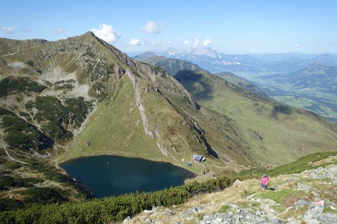 Der Wildsee mit Loder und Haus ist Schaupunkt der ersten Etappe.