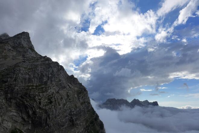 Blick von der Hütte nach Westen zu den Hetzaukögeln