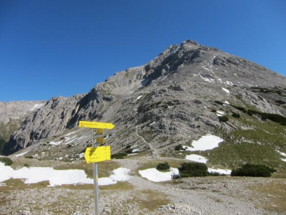 Blick vom Lafatscher Joch (2081 m) auf den SW-Grat der Speckkarspitze (2621 m). Links der NW-Grat über den der Normalweg führt.