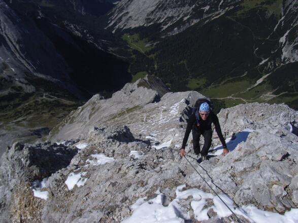 Die etzten Meter auf dem NW-Grat vor Erreichen des Gipfelplateaus. Hinten der Blick in den Halleranger.