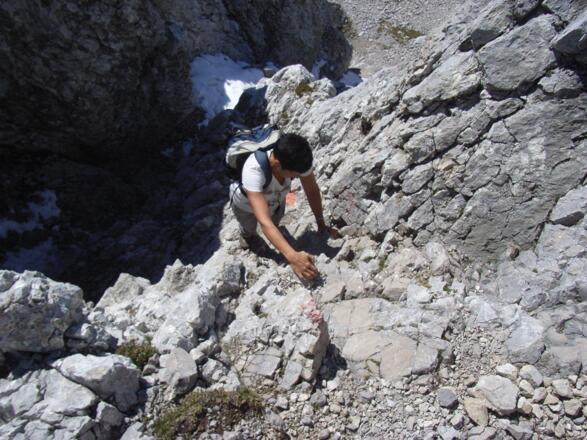 Kurze Kletterpassage (UIAA II) beim Abstieg über den SW-Grat.