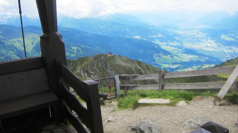 Blick vom Gipfel zur Hütte
