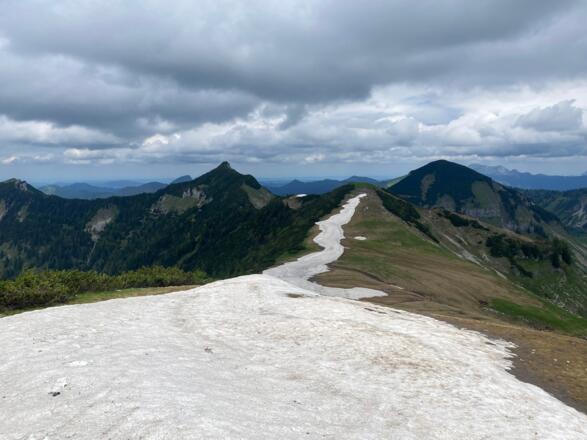 Blick im Abstieg vom Hohen First Richtung Dürlstein. Rechts im Bild sieht man den Aufstiegsweg von der Moosangerlalm