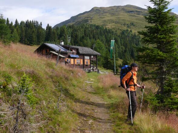Vor der Winklerner Hütte, im Hintergrund der Straßkopf