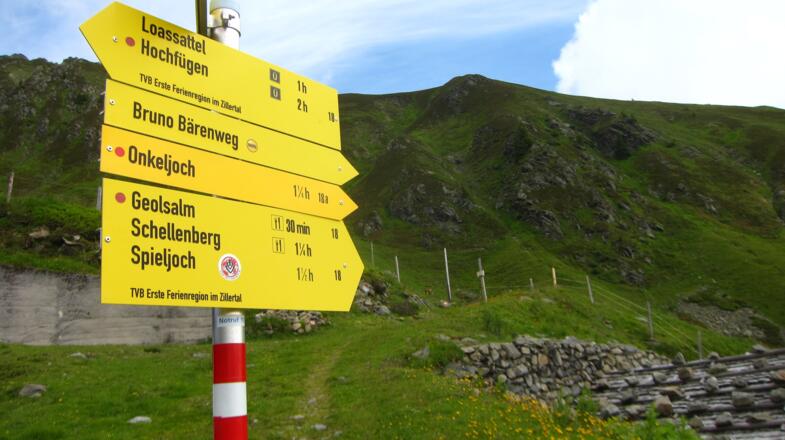 am breiten Karrenweg Richtung Onkeljoch