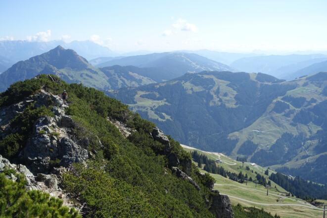 Blick vom Henne-Steig nach Osten übers Fieberbrunn-Saalbacher Liftgebiet