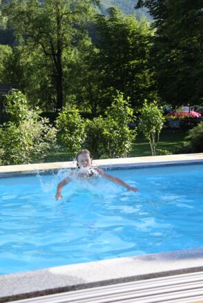 Mädchen im Pool