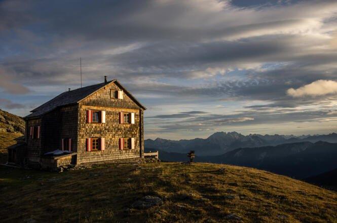 Abends vor der Hugo-Gerbers-Hütte. Blick nach Süden.