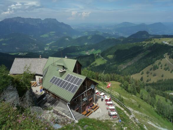 Weiter Blick vom Purtschellerhaus auf den Untersberg und das Salzachtal.