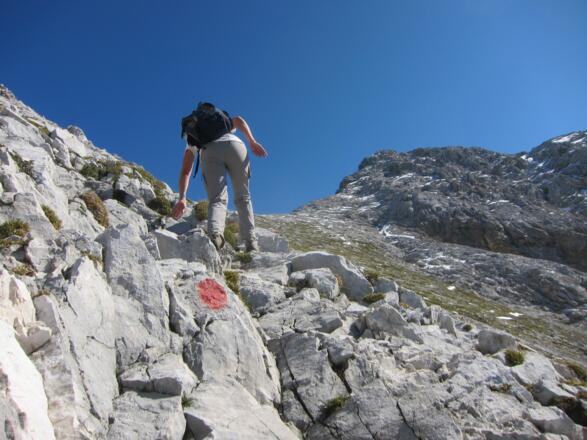 Aufstieg zum NW-Grat. Rechts oben der Gipfel.