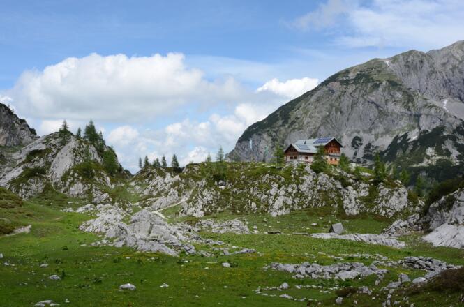 Die Laufener Hütte steht über einem idyllischen Wiesenboden.