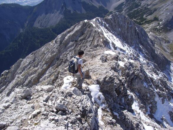 Der Abstieg über den SW-Grat (vom Gipfel aus gesehen).