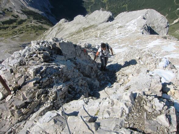 Aufstieg über den NW-Grat, der teilweise mit (neuwertigen) Stahlseilen versichert ist.