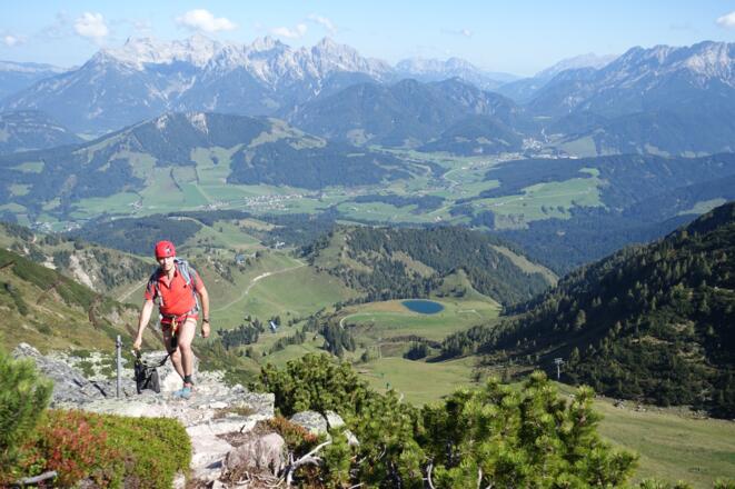 Der Panoramasteig an der Henne läuft direkt über der Piste - ist trotzdem schön.