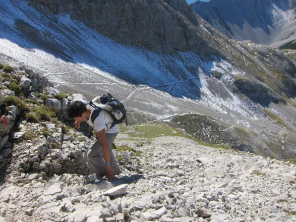 Auf dem Normalweg zur Speckkarspitze. Gut ersichtlich der Verbindungssteig vom Lafatscher Joch zum Normalweg.