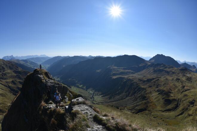 Wanderer am Tristkogel-Nordgrat über dem Glemmtal, rechts der Geißstein