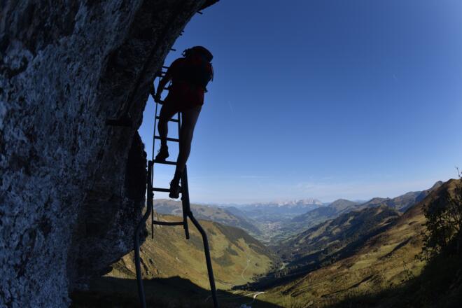 Am Tristkogel-Klettersteig (Etappe 3); Blick über Kitzbühl zum Kaisergebirge