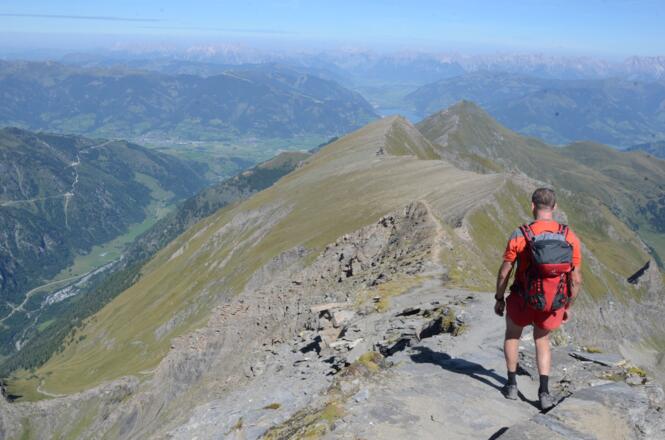 Auf teilweise schmalem Grat verläuft der Weg vom Kempsenkopf zur Gleiwitzer Hütte.