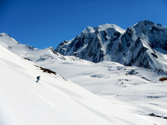 Firnabfahrt vor ganz großer Kulisse, im Hintergrund die Hängegletscher des Hochferners.