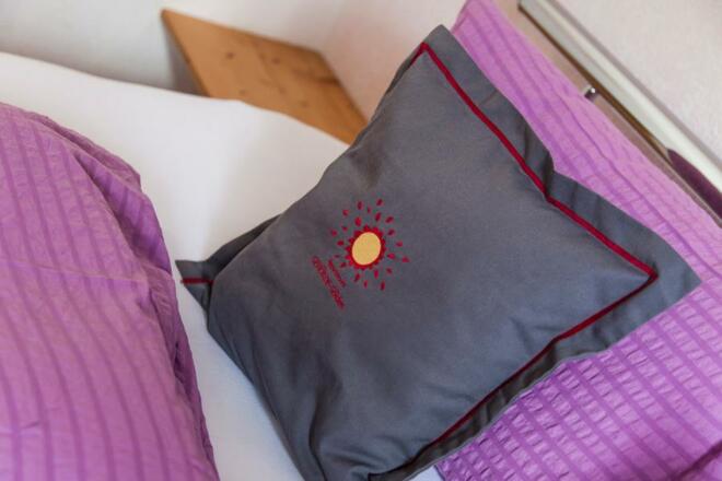 Polster grau mit Logo