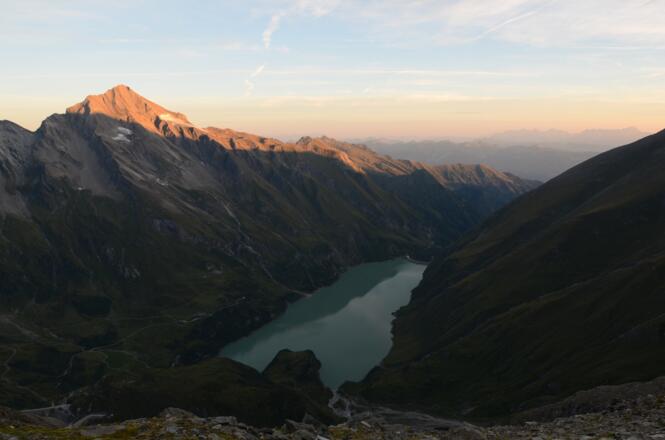 Der Wasserfallbodensee liegt noch im Schatten unter dem Kitzsteinhorn.