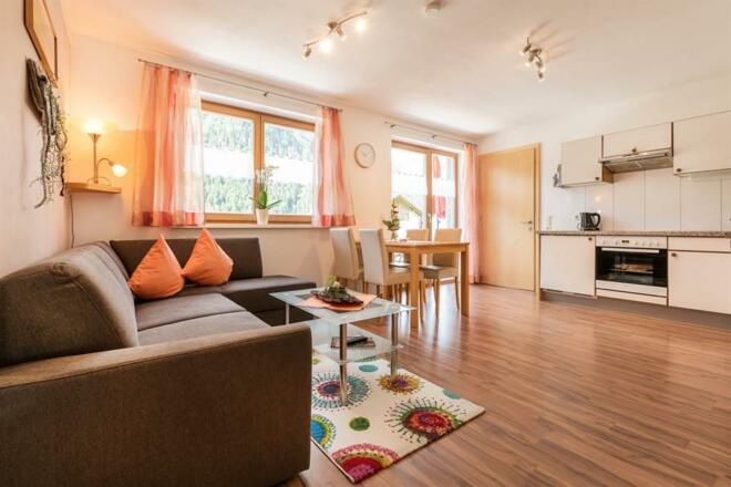 großer Wohnbereich mit Ausgang zur eigenen Terrass