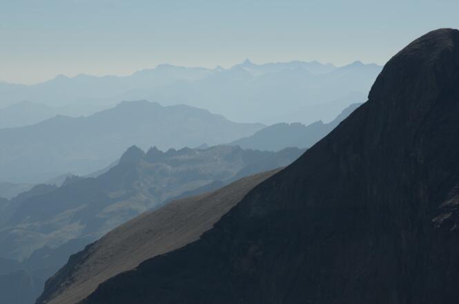 Vom Kempsenkopf nach Osten reihen sich die Hohen und Niederen Tauern.
