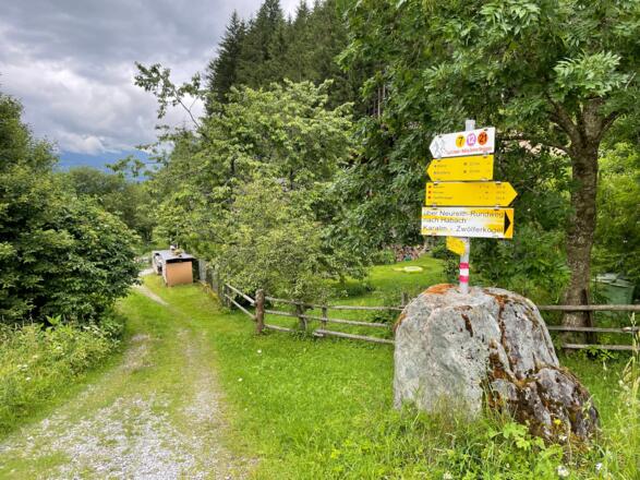Wegweiser Smaragdweg in Steinach.