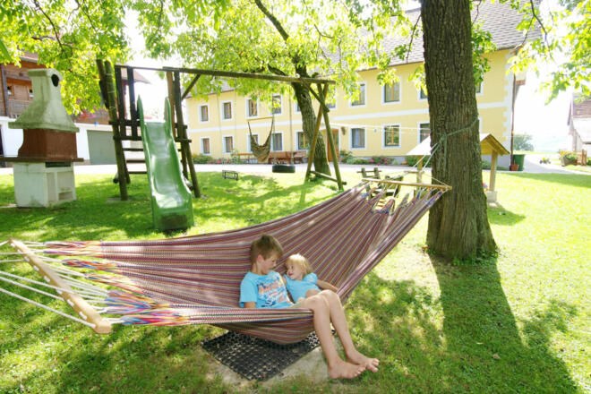 Kinderspielplatz und Hängematte