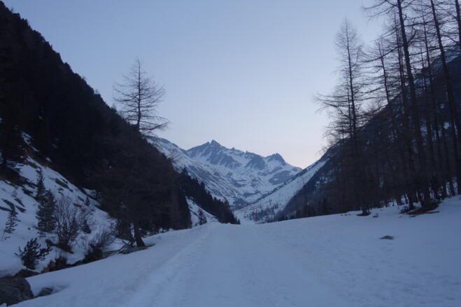 Start durchs Knuttental, die Gabelspitze und die markante Rinne bereits in Sicht