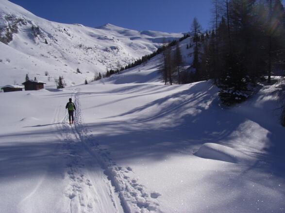 bei den Stadeln über den Bach und rechts hinauf