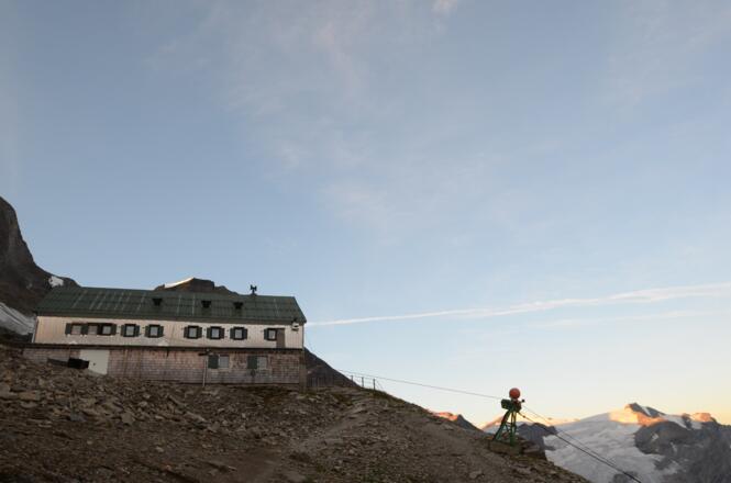 Aufbruch vom Schwaigerhaus zur Königsetappe; die Gletscher leuchten schon.