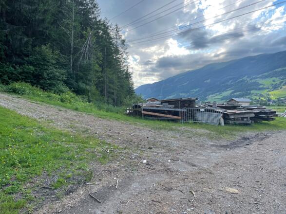 Abzweigung auf den Karrenweg bergauf