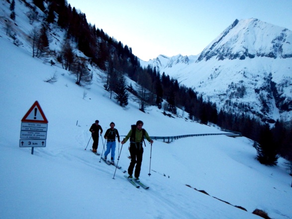 Entlang der Pfitscherjochstraße, vorbei an den Arzwänden mit wenig Höhengewinn ins Windtal.