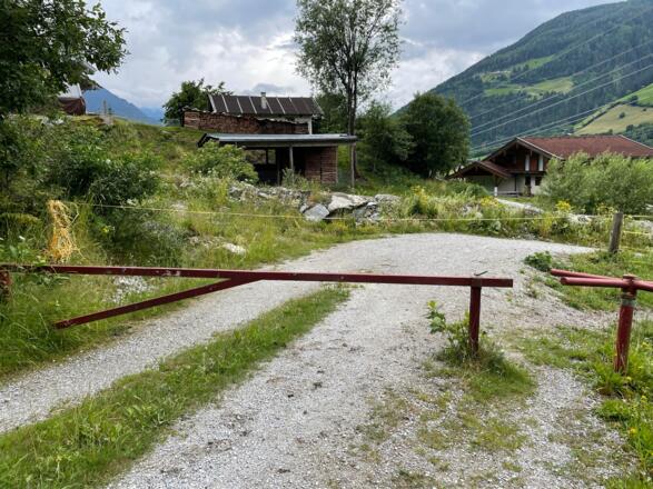 Schranke und Drehkreuz im Tal.